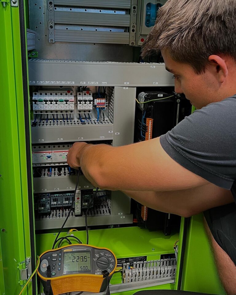 Foto_Azubi_Elektroniker-6239ad875a935e17b6ef33f7032a1ed2