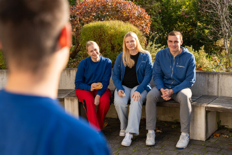 Gruppe Azubis THIMM Northeim, in der Pause;
Alina Tamaschke, Emily Sprung, Niklas Durau, Finn Heipel